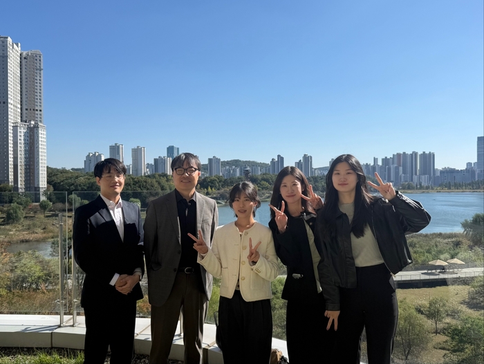 왼쪽부터 정영욱 석사과정, 강준구 교수, 최예진 석사과정, 정다은 박사과정, 신윤선 석사과정생.