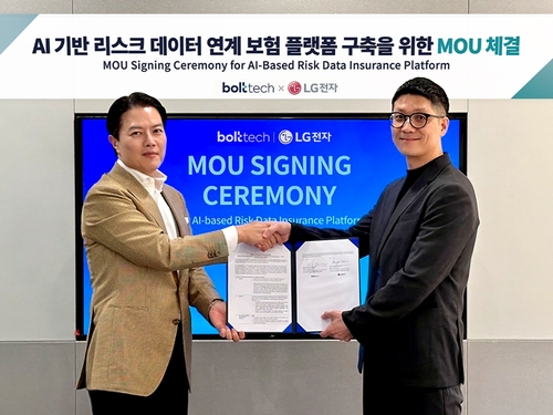 31일 서울 볼트테크코리아 본사에서 고광범 볼트테크코리아 대표(왼쪽)와 조봉수 LG전자 AI솔루션담당 상무가 업무협약 기념촬영을 하고 있다.(사진=볼트테크코리아)