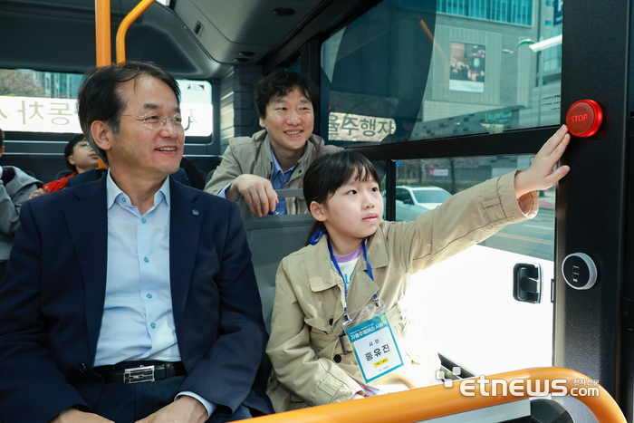 이동환 고양시장(왼쪽)이 1일 일산서구청에서 열린 자율주행버스 시승식에 참석해 시민들과 자율주행을 체험했다.