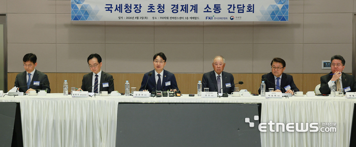 임광현 국세청장이 2일 FKI타워 컨퍼런스센터에서 열린 '국세청장 초청 경제계 소통 간담회'에 참석해 인사말을 하고 있다. 이번 간담회는 기업의 세무 부담 완화와 투자 활성화를 위한 세정 방향을 공유하고, 현장의 애로와 건의 사항을 청취하기 위해 마련되었다. 사진 왼쪽부터 안덕수 국세청 조사국장, 심욱기 법인납세국장, 임광현 국세청장, 류진 한국경제인협회 회장, 박승희 삼성전자 사장, 하범종 LG 사장