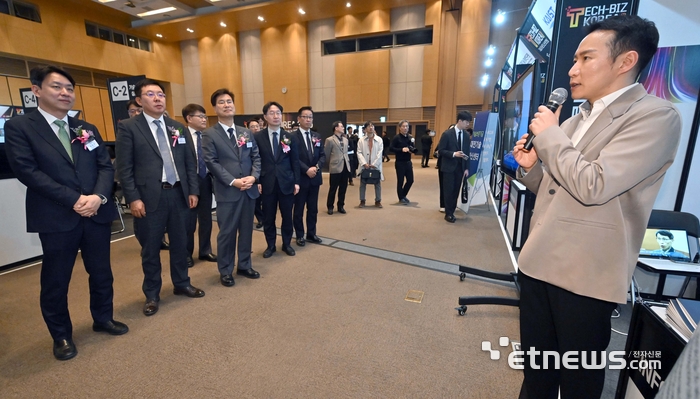 [포토] 테크비즈코리아 2026 기술 설명 듣는 주요 인사들