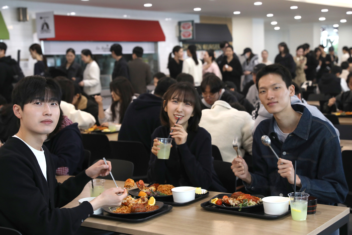 유한대학교는 1일 학생식당에서 '천원의 아침밥' 사업의 일환으로 재학생들에게 랍스터를 제공하는 '천원의 랍스터' 이벤트를 성황리에 개최했다.(사진=유한대)