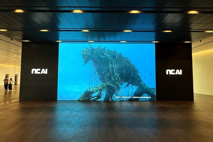 인공지능(AI) 사용 창작물의 오프라인 미디어 월 전시 / NC AI
