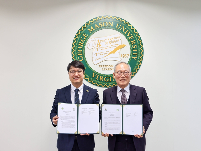 조지메이슨대학교 한국캠퍼스는 3일 교내에서 부평구자원봉사센터와 지역사회 봉사활동 협력을 위한 업무협약(MOU)을 체결했다. (사진=조지메이슨대 한국캠퍼스)