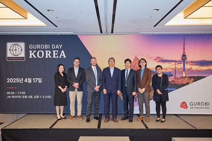 2025년 Gurobi Day Korea 행사 현장. 왼쪽부터 정설아 마케팅 매니저, Dr. Kostja Siefen(Senior Director of Technical Account Management), Iain Jardin(Regional Sales Director), Dr. Zonghao Gu(Co-founder), 이강주 대표, 한충균 박사, Xue Fen Tiow(APJ Senior Field Marketing Manager). 사진=구로비