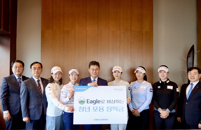 장종환 NH농협캐피탈 대표(왼쪽 다섯 번째), 박정균 NH농협캐피탈 부사장(오른쪽 첫 번째)가 프로골프 선수 정윤지, 박민지, 이가영, 김시현, 최정원(왼쪽부터)과 기념촬영을 하고 있다.