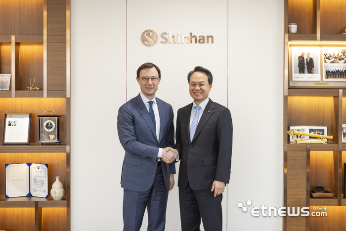 지난 2일 진옥동 신한금융그룹 회장(오른쪽)과 올리버 젠킨 Visa 그룹 사장이 기념 촬영하고 있다. [사진= 신한금융그룹 제공]