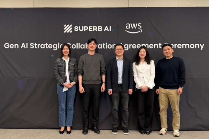 왼쪽부터 방희란 AWS 한국 파트너 총괄과 김현수 슈퍼브에이아이 대표 등 양사 관계자들이 사진촬영하고 있다. ⓒ슈퍼브에이아이