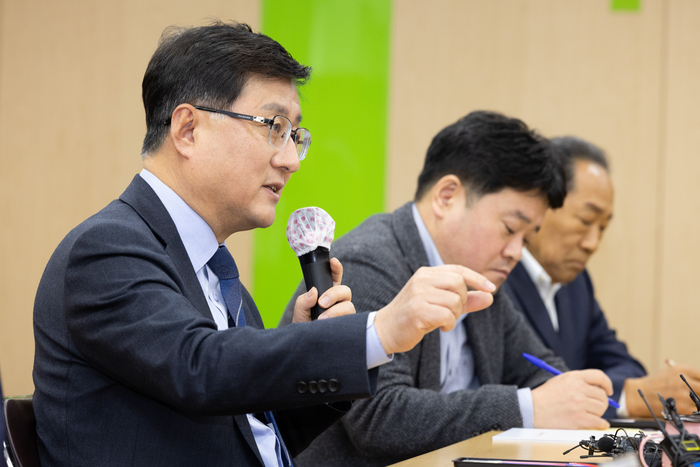 김성환 기후에너지환경부 장관이 3일 쓰레기봉투를 생산하는 인천광역시서구구립장애인직업재활시설을 방문하여 원료 납품업계, 봉투 생산업계와 간담회를 갖고 쓰레기봉투 수급, 재고 현황과 현 상황에 대한 의견을 나누고 있다. 사진출처 : 기후부