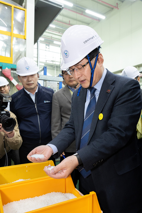 김성환 기후에너지환경부 장관이 3일 쓰레기봉투를 생산하는 인천광역시서구구립장애인직업재활시설을 방문하여 쓰레기봉투 생산 과정을 살피고 재생원료를 활용한 봉투를 비교해 보고 있다. 사진 출처 : 기후부