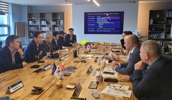 제슈프시 관계자 및 탄소기업들이 모인 가운데 탄소복합재 국제협력 기업간담회가 진행되고 있다.