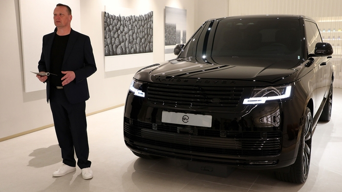 닐 메일링 재규어랜드로버 SV 비스포크 글로벌 판매 책임자가 레인지로버 SV 블랙을 소개하고 있다