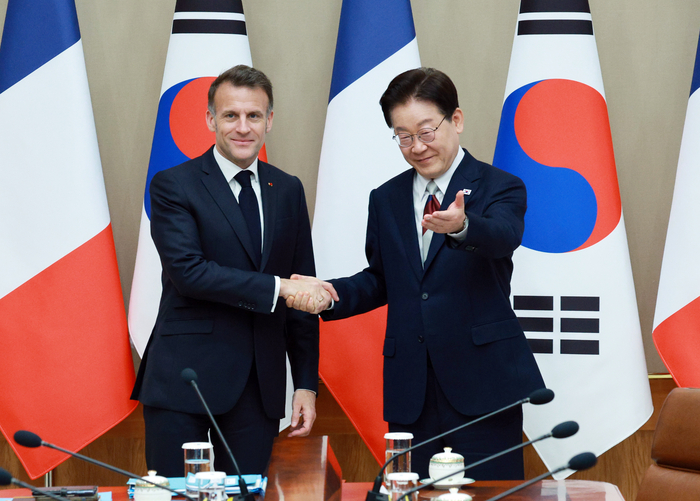 이재명 대통령과 에마뉘엘 마크롱 프랑스 대통령이 3일 청와대에서 확대 정상회담에 앞서 악수하고 있다. 연합뉴스