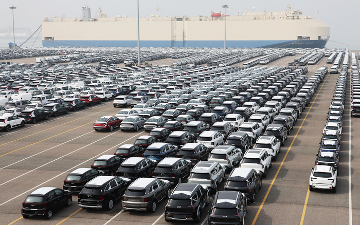 (평택=연합뉴스) 홍기원 기자 = 정부가 호르무즈 해협 봉쇄로 인해 해상운임 급등과 물류 적체라는 이중고를 겪는 자동차 수출업계를 위해 현장 밀착 지원에 나섰다.     산업통상부는 3일 여한구 통상교섭본부장이 평택당진항을 방문해 대중동 수출 1위 품목인 자동차의 물류 애로를 현장에서 직접 청취하고 대응 방안을 논의했다고 밝혔다.     사진은 3일 경기도 평택항에 수출용 자동차가 세워져 있는 모습. 2026.4.3     xanadu@yna.co.kr
