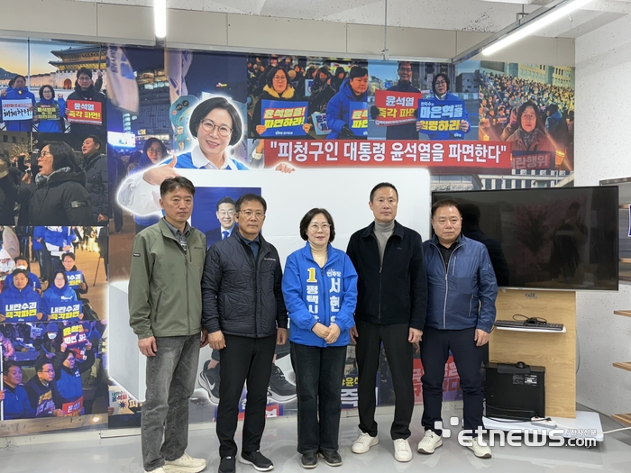 서현옥 평택시장 예비후보(가운데)가 3일 평택 시내버스 운송업체 노동조합 위원장들과 만나 대중교통 현안에 대한 의견을 듣고 기념 촬영했다.