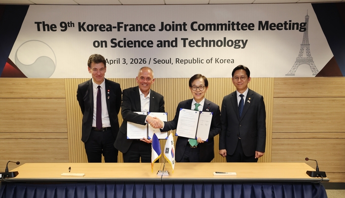 사진 왼쪽부터 프랑스의 필립 밥티스트 장관, 앙투안프티 국립과학연구센터장, 이광형 KAIST 총장, 배경훈 부총리