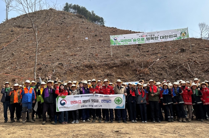 풀무원, 식목일 맞아 충주서 나무심기 행사 진행