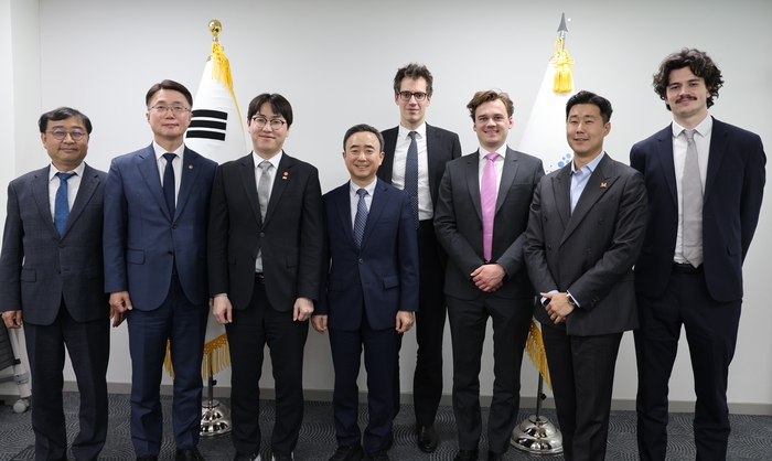 국가AI전략위원회와 미스트랄AI가 한국·프랑스 민·관 차원 AI 협력 모델을 논의했다. 왼쪽부터 송상훈 국가AI전략위 단장, 류제명 과학기술정보통신부 2차관, 하정우 청와대 AI미래기획수석, 임문영 국가AI전략위 부위원장, 아더 멘쉬 미스트랄AI CEO, 시리아크 뒤부아 미스트랄AI 공공 정책대외 협력 총괄, 허재혁 미스트랄AI GTM총괄, 쥐스튀스 뮈르크 미스트랄AI 비서실장. ⓒ국가AI전략위