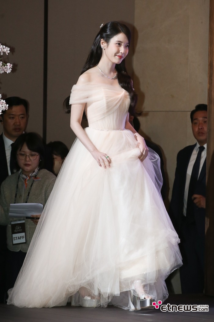 [ET포토] 아이유, '눈부신 화이트 드레스'