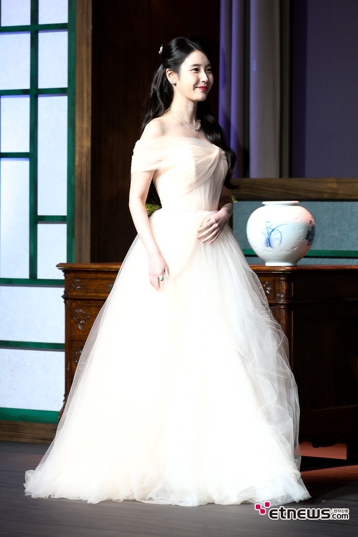 [ET포토] 아이유, '궁전으로 가는길'