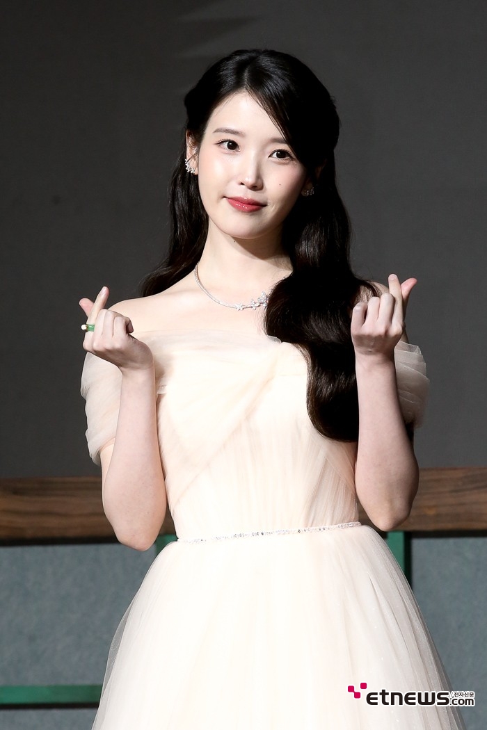 [ET포토] 아이유, '한결같은 소녀 미소'