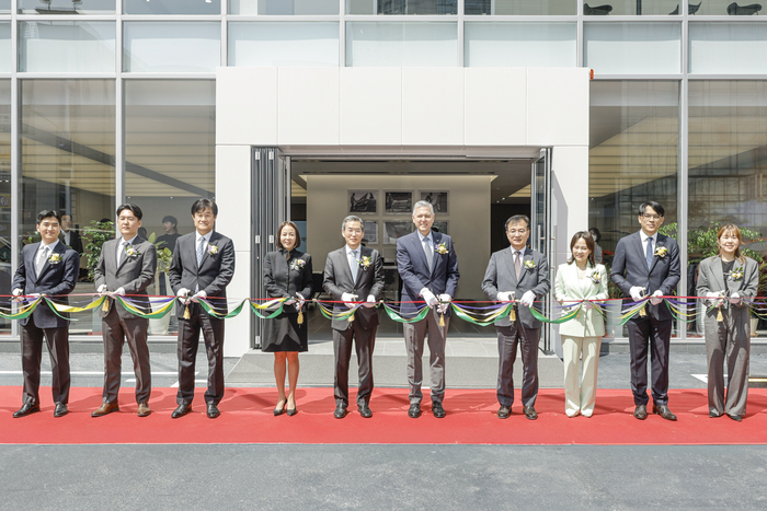 헥터 비자레알(Hector Villarreal) GM 한국사업장 사장(왼쪽 6번째) 등 주요 관계자가 캐딜락&GMC '부산 전시장' 개소식에 참석했다.