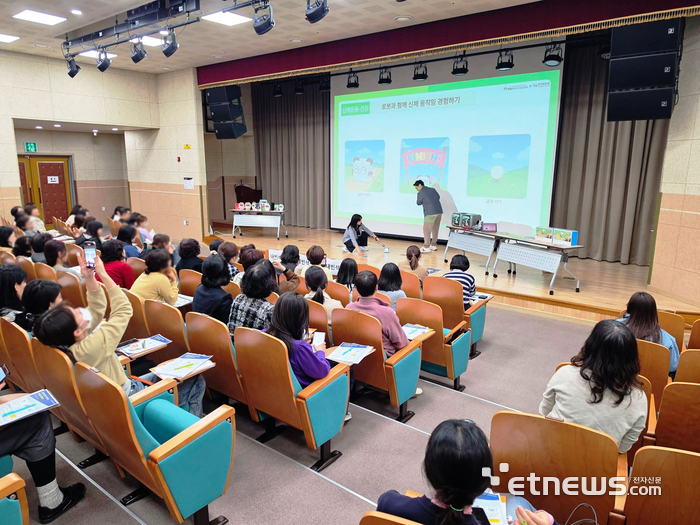 스타엑스 & 렌쥴리 AI담당자가 시범교육을 하고 있다.