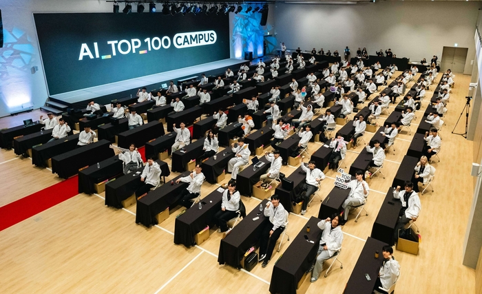 지난 4일 경기도 카카오 AI 캠퍼스에서 열린 'AI TOP 100 (CAMPUS)' 본 대회에서 참가자들이 포즈를 취하고 있다. 〈자료 카카오〉