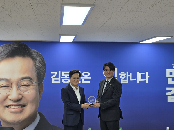 △김동연 경기도지사 후보가 경기도수의사회로부터 감사패를 받고 기념 촬영 하는 모습.[사진=김동연 선거캠프]