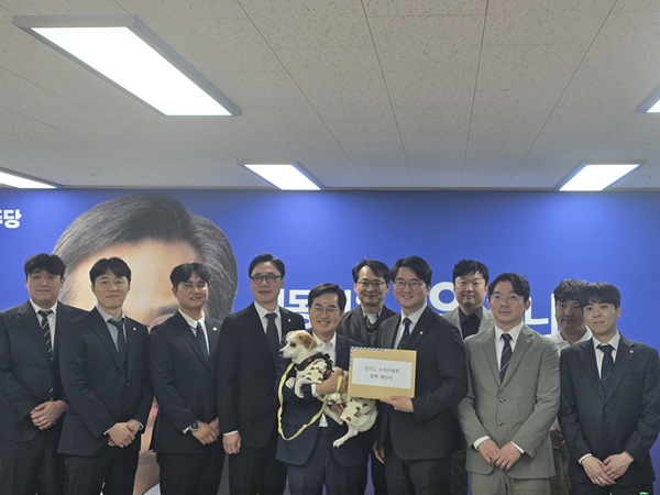 △김동연 경기도지사 후보가 경기도수의사회로부터 감사패를 받고 관계자들과 기념 촬영 하는 모습.[사진=김동연 선거캠프]