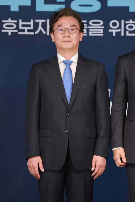 더불어민주당 전재수 부산시장 경선후보가 6일 서울 영등포구 여의도 중앙당사에서 열린 민주당 부산시장 본경선 합동연설회에 참석해 기념 촬영하고 있다. 연합뉴스