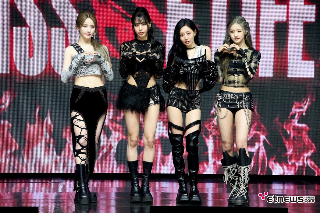 [ET포토] 키스오브라이프, '각선미 드러낸 패션'