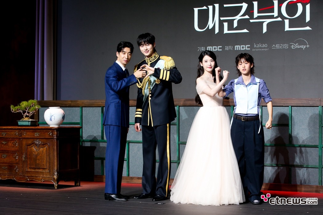 [ET포토] 유수빈-변우석-아이유-이연, '페어 하트로 발산하는 메이트 켸미'