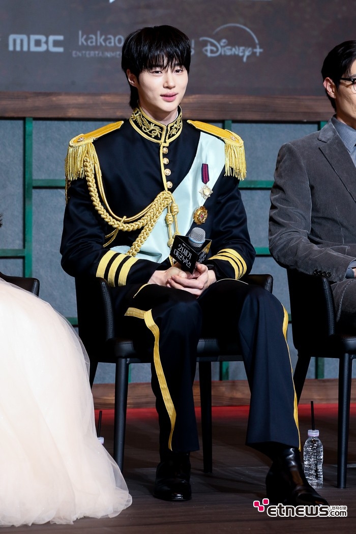 [ET포토] 변우석, '이질감 없이 멋진 제복'