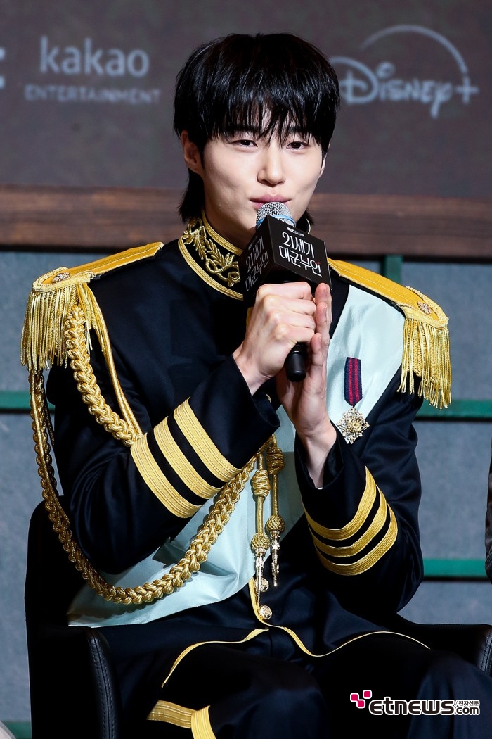 [ET포토] 변우석, '호수처럼 넓은 어깨'