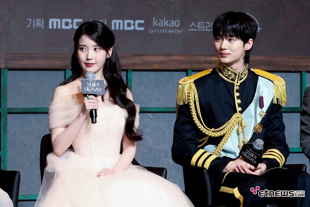 [ET포토] 아이유-변우석, '10년만에 다시 연기 호흡'