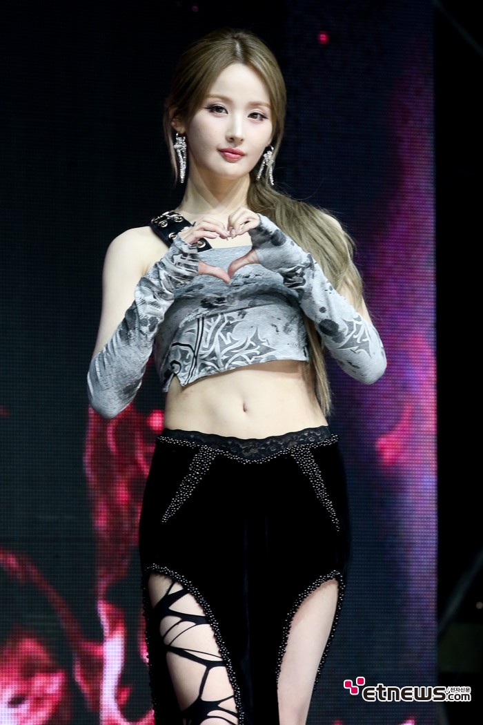 [ET포토] 키스오브라이프 벨, '조각같은 복근'