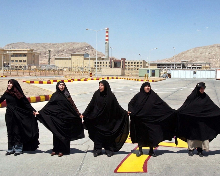 지난 2005년 8월 이란 여성들이 이란 핵 프로그램을 지지하기 위해 이스파한 우라늄 변환 시설에서 인간 사슬을 만들고 있다. 사진=AP