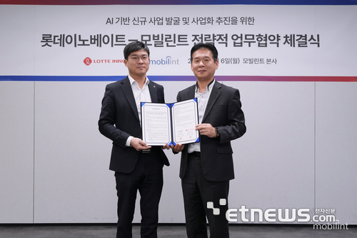 롯데이노베이트와 AI 반도체 전문기업 모빌린트가 업무협약을 체결한 뒤 오현식 롯데이노베이트 AI혁신센터장(왼쪽)과 김성모 모빌린트 사업개발본부장이 기념 촬영을 하고 있다.