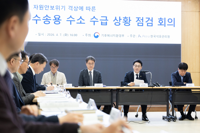 이호현 기후에너지환경부 2차관이 7일 서울 종로구 센터포인트 광화문에서 수소공급기업 및 수소 활용기업들과 중동 전쟁 관련 수송용 수소 수급 상황 점검 회의를 주재하고 있다. 사진 출처 : 기후부