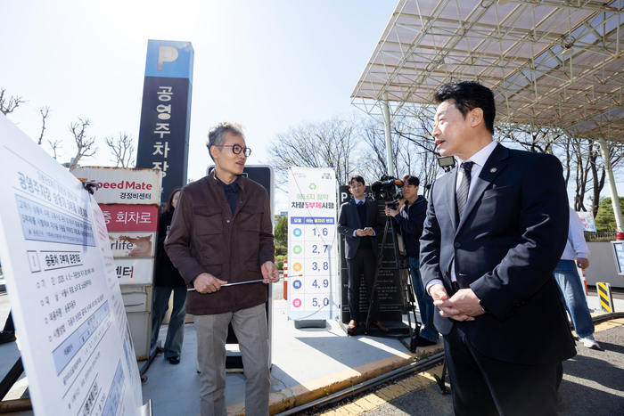 이호현 기후에너지환경부 2차관이 자원위기 경계단계 발령에 따른 공영주차장 승용차 5부제 시행을 하루 앞둔 7일 서울 종로구 종묘 공영주차장을 찾아 시행 준비상황을 점검하고 있다. 사진 출처 : 기후부