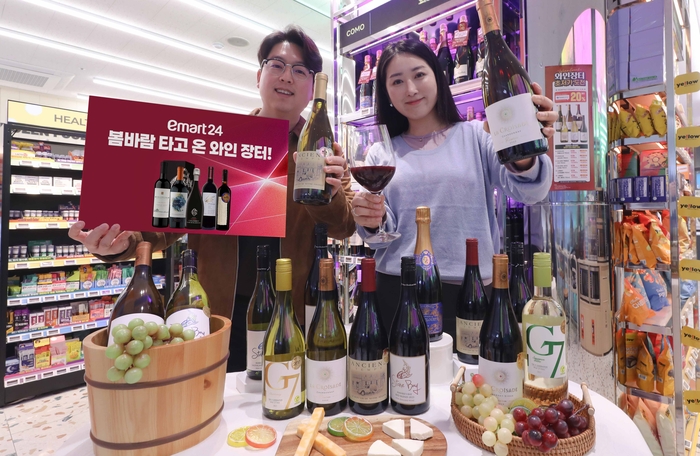 이마트24는 오는 30일까지 와인 64종을 최대 50% 할인 판매하는 '와인장터'를 연다고 7일 밝혔다.