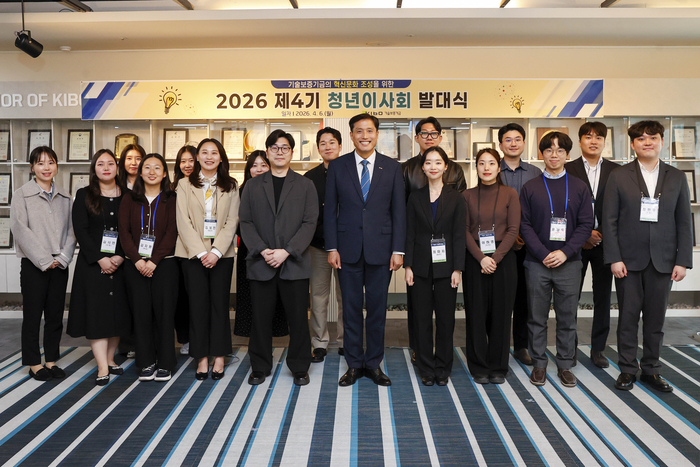 주선 기보 전무이사(앞줄 왼쪽에서 여섯번째)와 청년이사회가 발대식 후 기념촬영을 하고 있다.