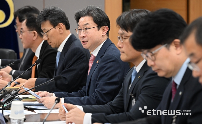 중동상황 피해업종 관련 산업-금융권 간담회가 7일 서울 종로구 정부서울청사에서 열렸다. 이억원 금융위원장이 모두발언을 하고 있다.  이동근기자 foto@etnews.com