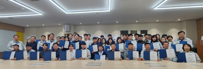 오킨스전자 임직원은 1분기 기준 대표이사를 포함한 총 72명의 임직원이 트리즈씽킹 자격을 전원 취득했다. 임직원들이 수료증을 들어보였다.