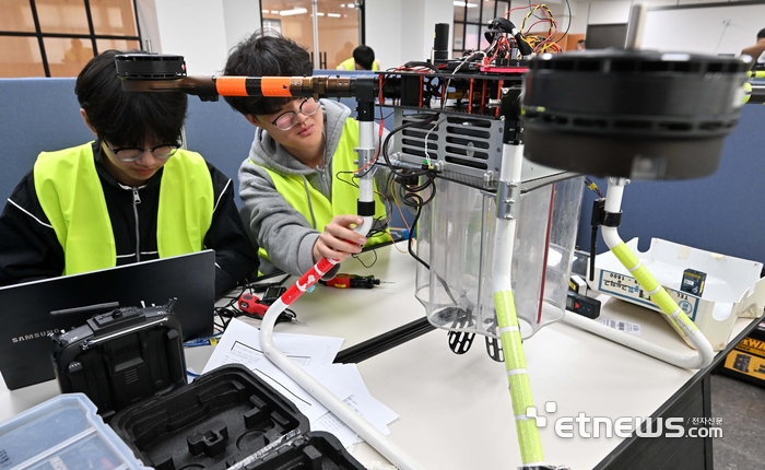[포토] 산업용 드론제어 과제 수행하는 참가자