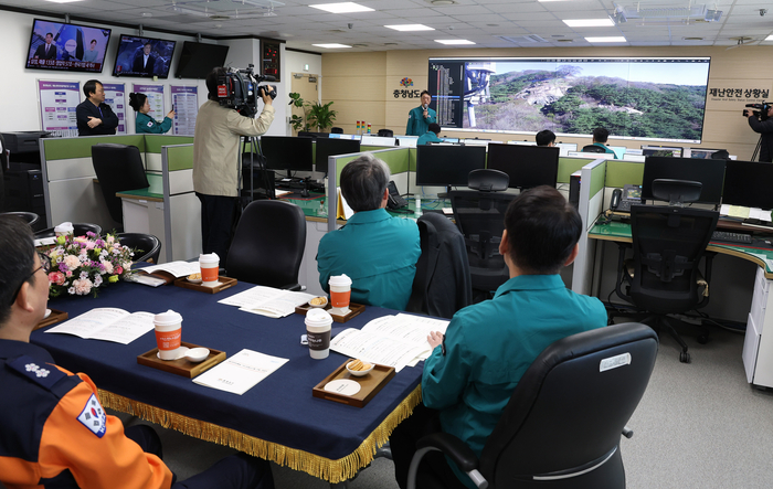 충남은 7일 재난 안전 관련 실·국장 등 20여 명이 참석한 가운데 재난 안전상황실 종합 모니터링시스템 가동식 개최후 설명회를 가졌다.