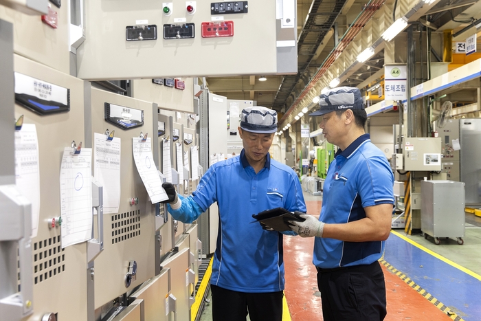 LS일렉트릭 청주 공장에서 관계자들이 배전반을 최종 점검하는 모습. LS일렉트릭