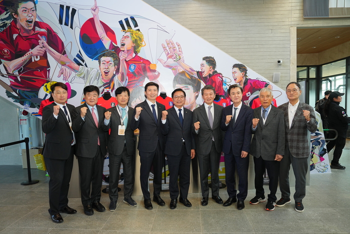 7일 천안시 코리아풋볼파크 개관식에서 김석필 천안시장 권한대행 부시장, 정몽규 대학축구협회 회장, 김태흠 충남도지사(왼쪽 다섯번째부터) 등 주요 참석자들이 기념촬영했다.