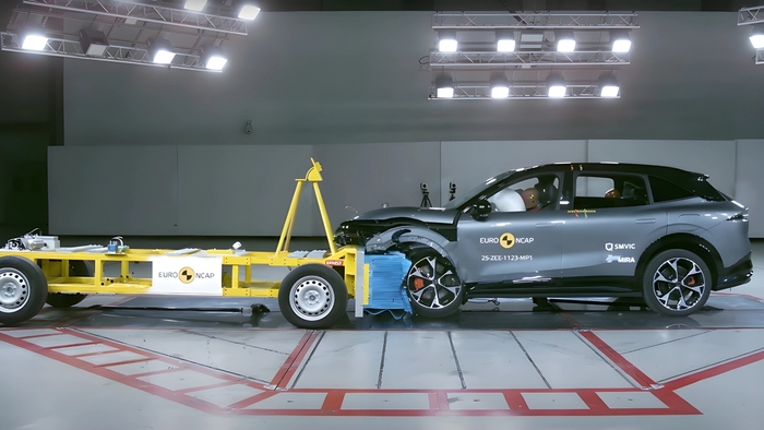 지리 테크놀로지 유럽 신차 테스트 모습